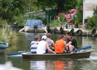  Rentar un barco con amigos 